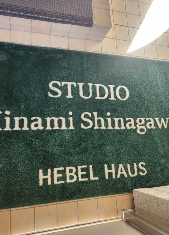 ロビー　オートロックを入ると玄関マットがあります。