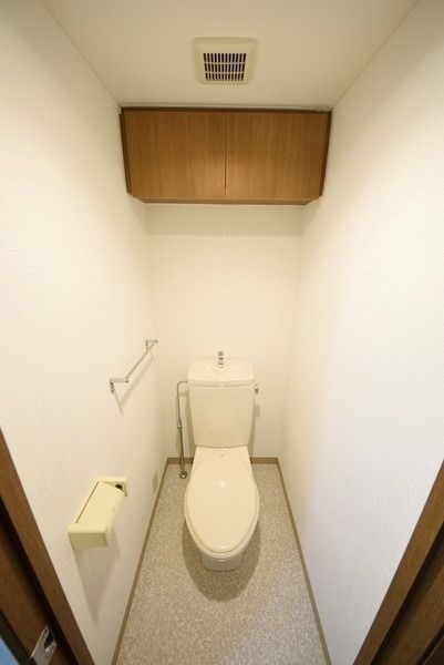 トイレ　★上部に棚あり★