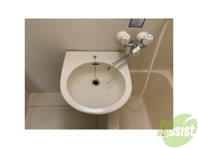 洗面設備　洗面台。朝の身支度はここでばっちり決めましょう。