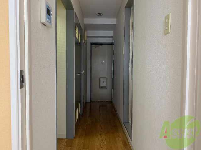 玄関　廊下の様子です。幅も狭くなく、利用しやすいですよ。