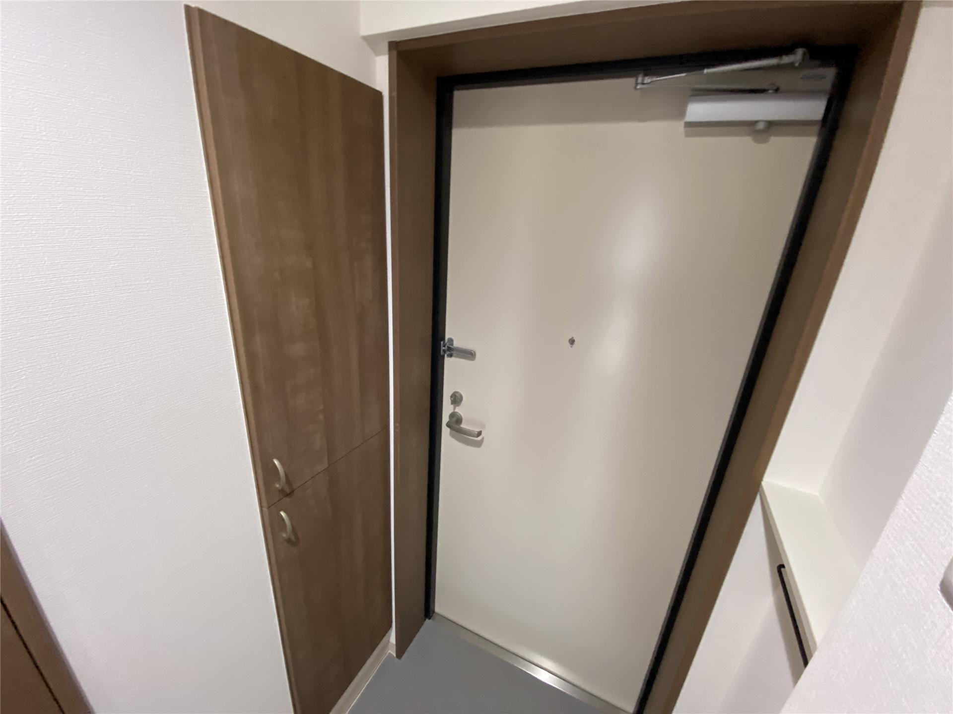 玄関　シューズボックス付き、小物が置ける棚もあります