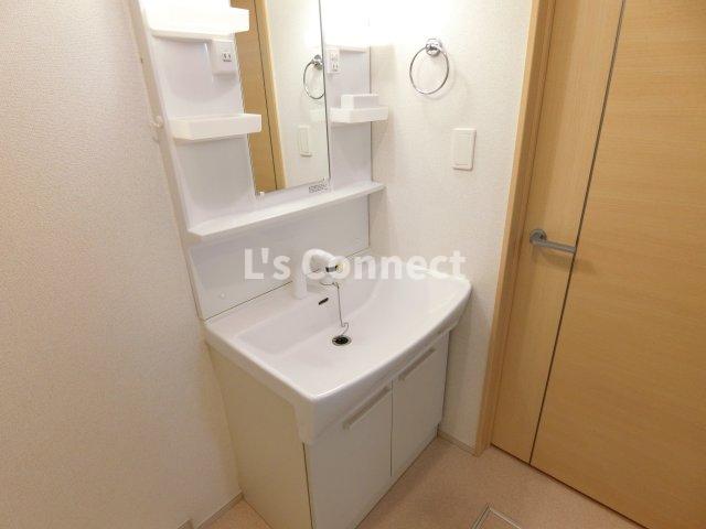 洗面設備　朝の支度もスムーズな独立洗面台。