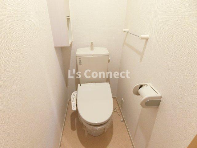 トイレ　温水洗浄便座付きのトイレ。