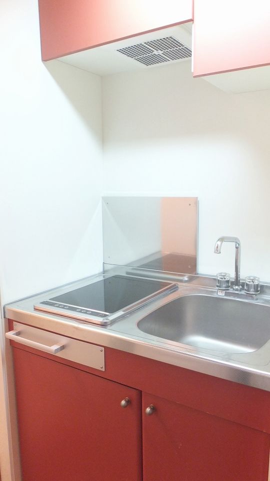 キッチン　2口の電気コンロ付き