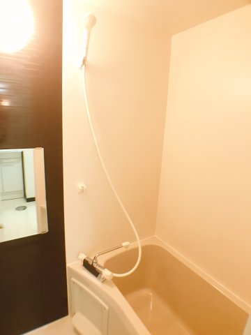 バス・シャワールーム　写真は反転・同型タイプのお部屋です♪