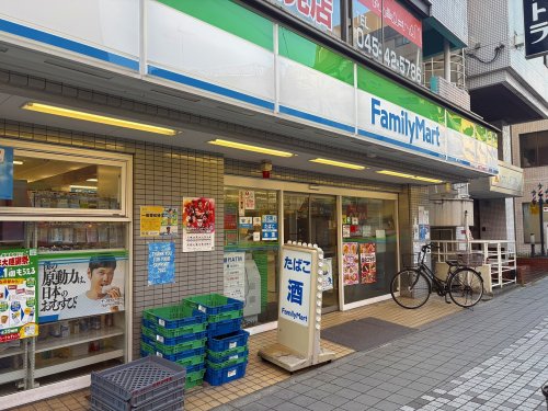 コンビニ　ファミリーマート鶴見中央店（コンビニ）まで261m