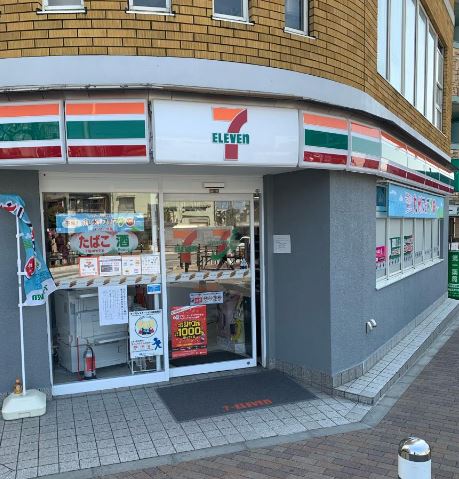 コンビニ　セブンイレブン 世田谷新代田駅前店（コンビニ）まで525m