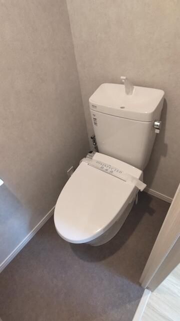 トイレ　落ち着いた色調のトイレです