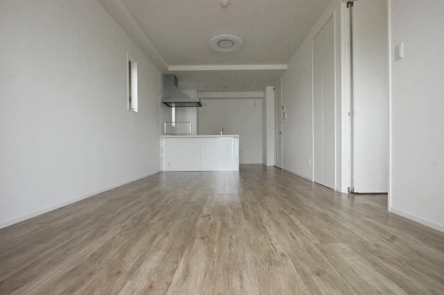 居室・リビング　同物件、別号室のものです。