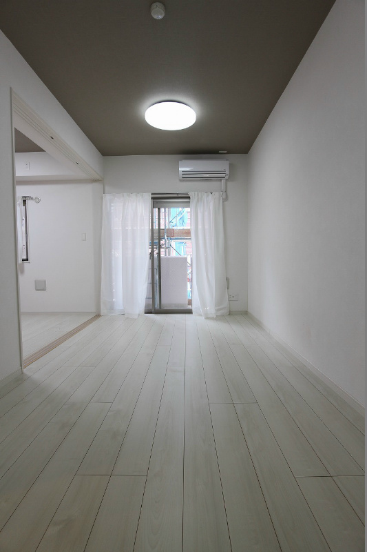 居室・リビング　別室の写真参照。