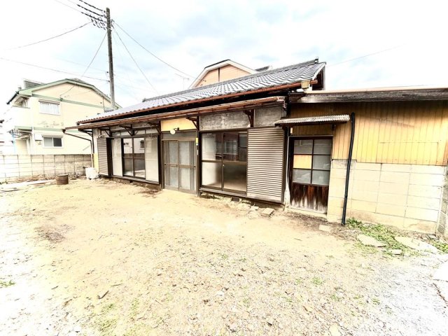 建物外観　日当たり良好、広い庭のある古風な平屋です＾＾