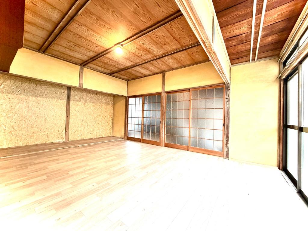 居室・リビング　10帖の広々リビングで快適な生活をお送りください＾＾