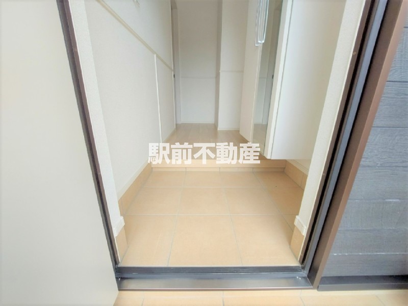 玄関　※類似物件の写真です。