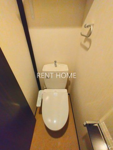 トイレ　温水洗浄便座付きのトイレです。