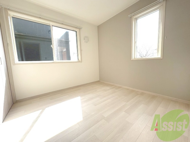 その他部屋・スペース　４．５帖の寝室になります。ベッドを置いても狭く感じないです。