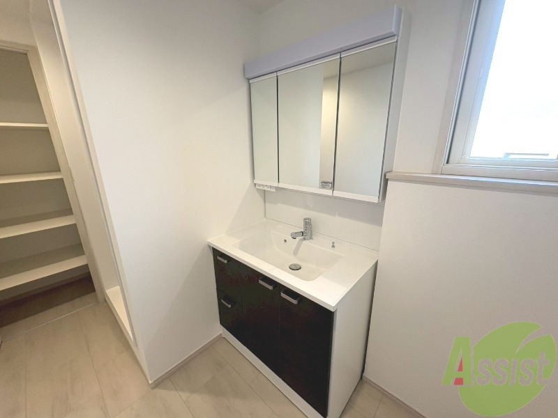 洗面設備　三面鏡になっているので鏡を広く使えます。