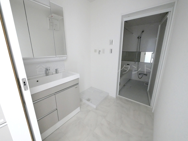 洗面設備　３面鏡シャンプードレッサー