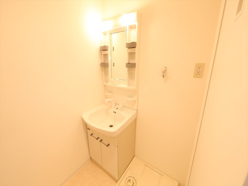 洗面設備　脱衣所　独立洗面台（シャンプードレッサー付）収納スペース有