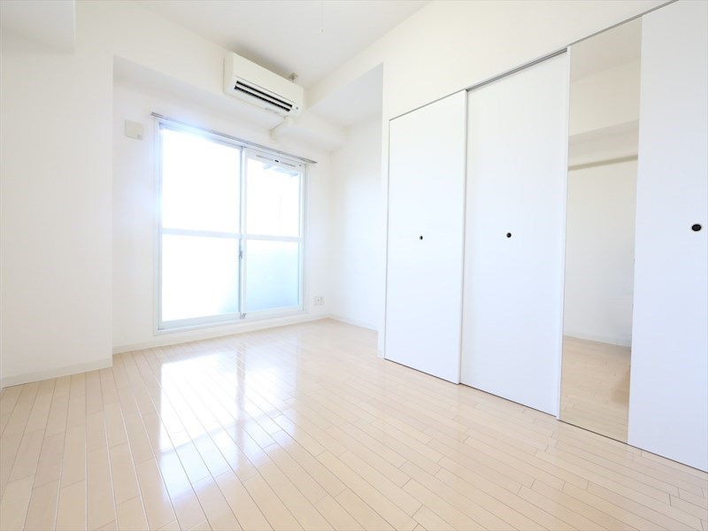 居室・リビング　洋室6.7帖　エアコン完備　南面バルコニー