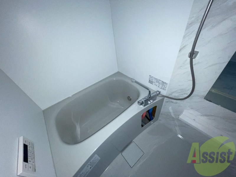 バス・シャワールーム　浴室はシンプル。一人暮らしにはちょうど良いサイズですね。