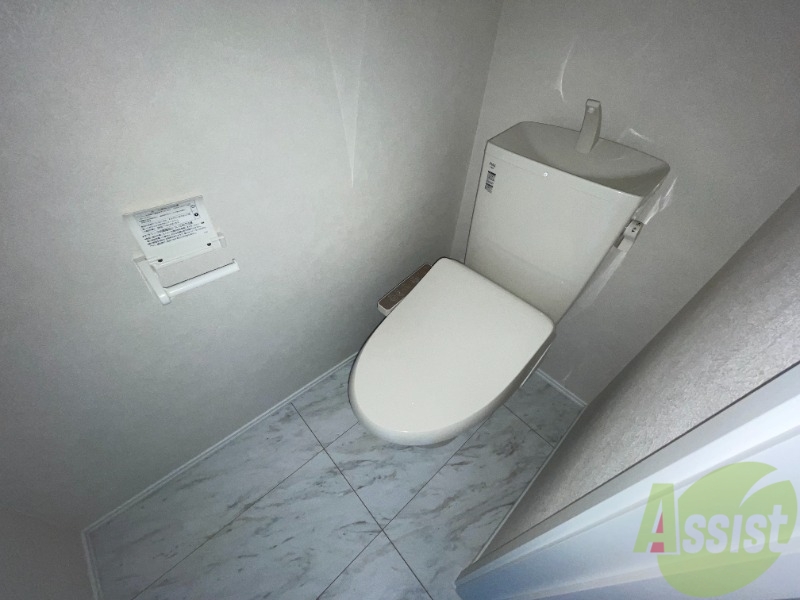 トイレ　トイレはウォシュレット機能付きです。安心して使用できますね。