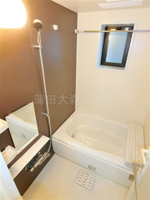 バス・シャワールーム　窓と追焚+浴室乾燥機付きのバスルーム　お風呂