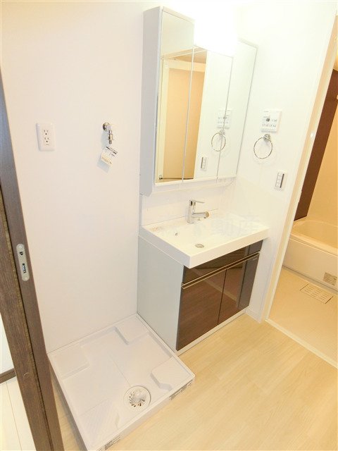 洗面設備　3面鏡の独立洗面台　洗濯機置き場　洗面脱衣所