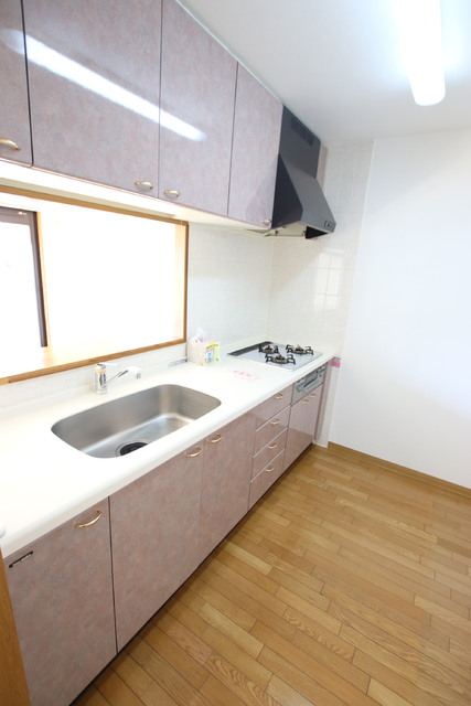 キッチン　３口グリル付きシステムキッチン設置済み