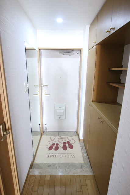 玄関　玄関には姿見も付いています