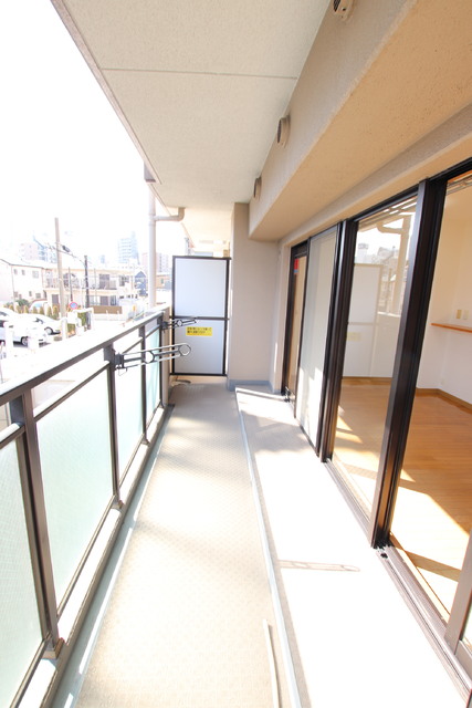 バルコニー　バルコニースペースもゆとりがあります