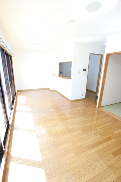 居室・リビング　日当たりの良い明るいリビング