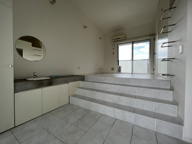 玄関　※同物件別部屋参考写真