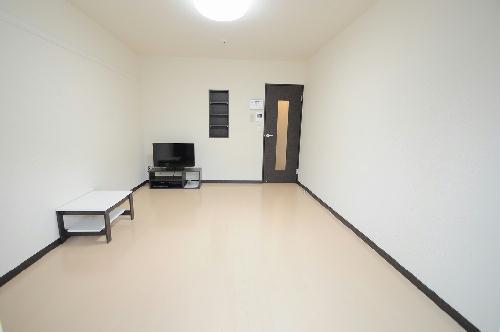 居室・リビング　備品や設備仕様は号室等により異なります。