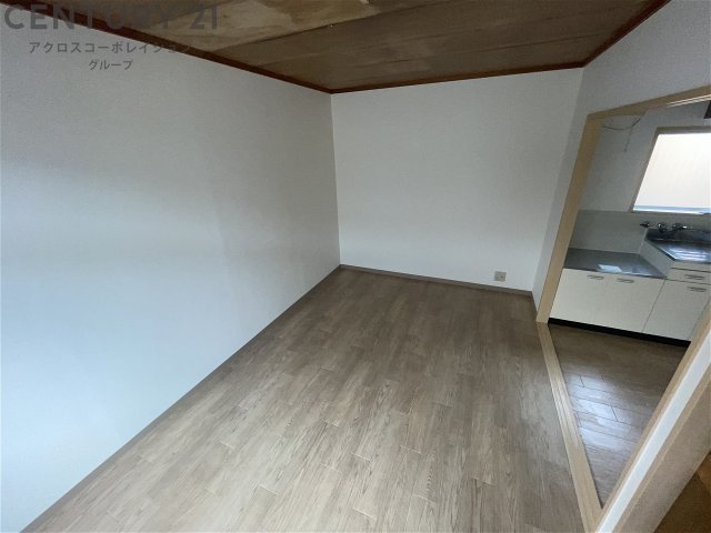 居室・リビング　床色が明るい色合いで、とてもきれいです。