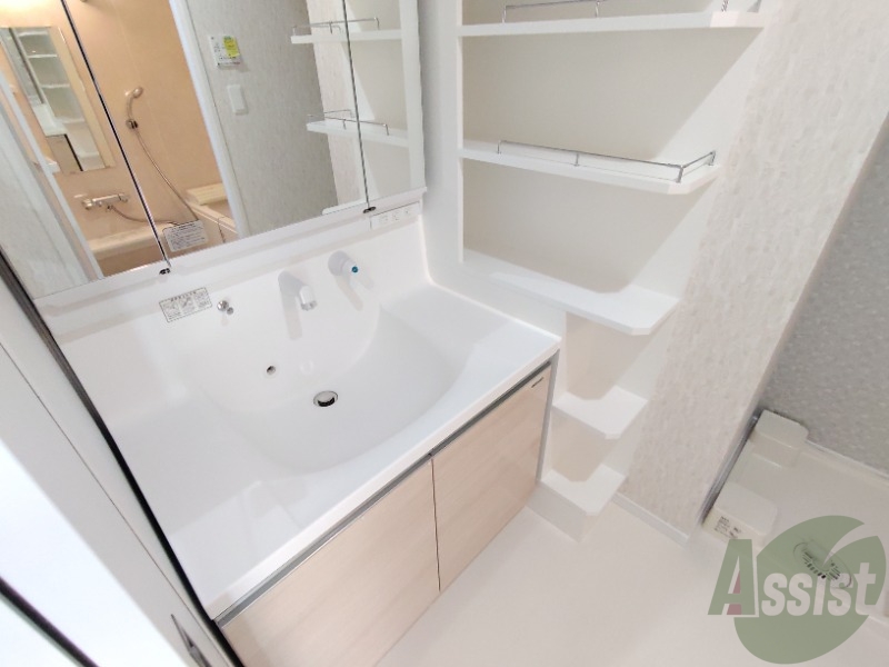 洗面設備　洗面台はシャワーノズルも付いて便利に活用できます