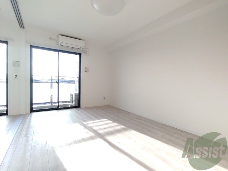 居室・リビング　広くきれいなリビングは明るい光も良く差します。