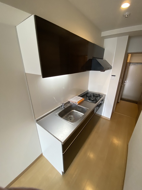 キッチン　両サイドに調理スペースを確保したシステムキッチン。