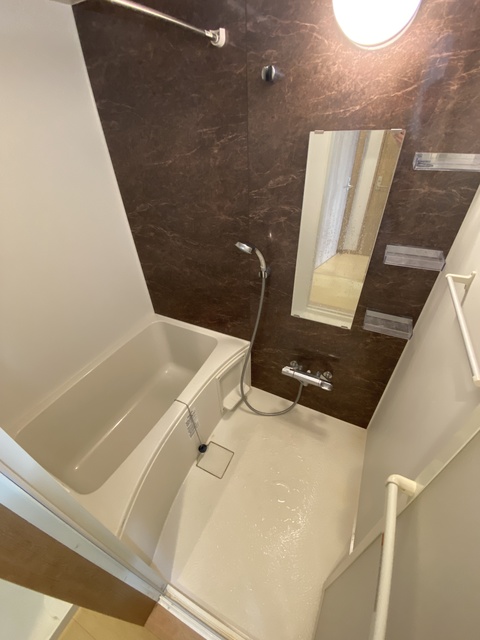 バス・シャワールーム　追い焚き、浴室乾燥機もフル装備。