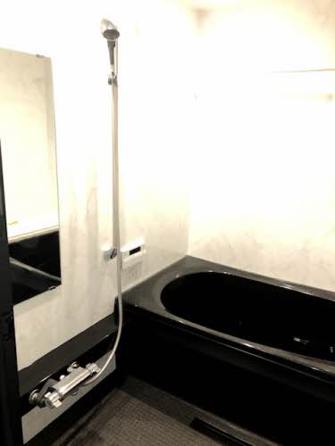 バス・シャワールーム　浴室乾燥機・追い焚き機能付き♪