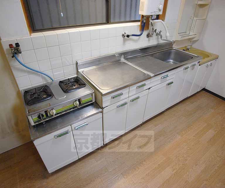 キッチン　大きめのキッチンとなっているので料理しやすいですよ