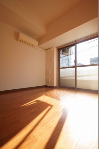 居室・リビング　「落ち着いた色合いの床材を使用した居住空間」