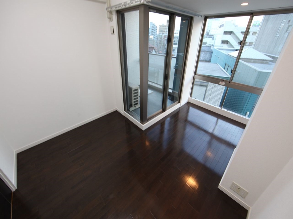 居室・リビング　洋室7.1帖　エアコン完備　バルコニーに面しています