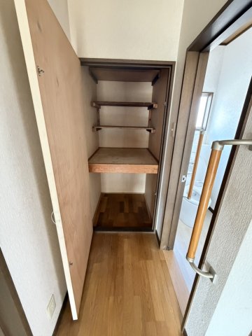 収納　１階トイレ脇物入