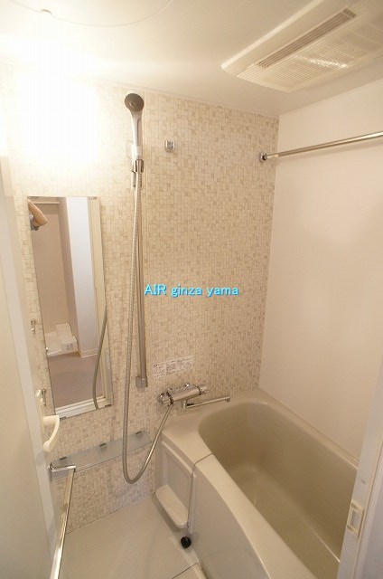 バス・シャワールーム　バストイレ別で清潔感のある水回り