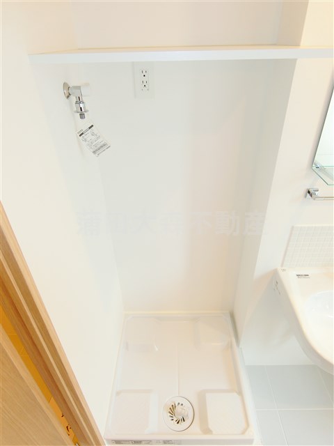 その他設備　棚付き洗濯機置き場