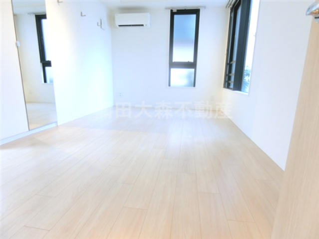 居室・リビング　3面採光の洋室10.1帖