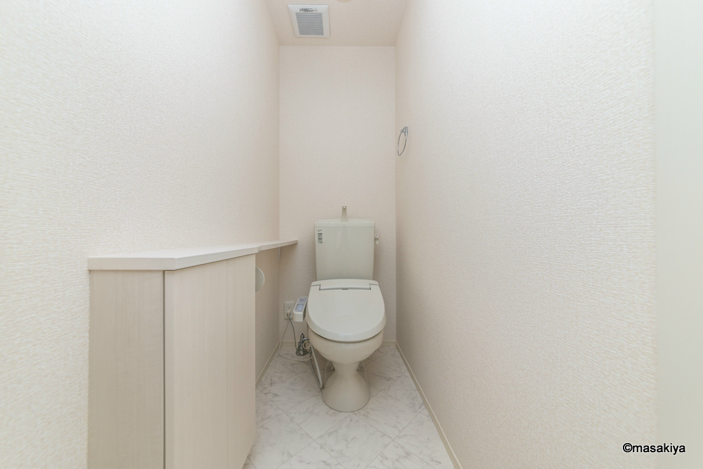 トイレ　トイレ　ウォシュレット付き。