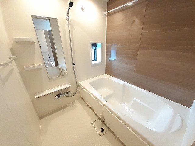 バス・シャワールーム　落ち着いた空間のお風呂です