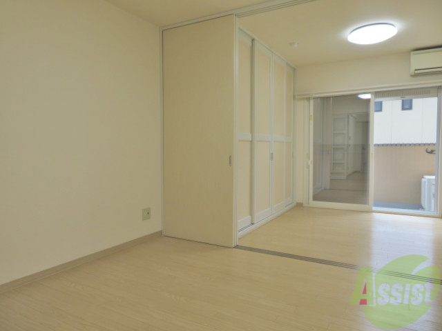 居室・リビング　陽が良く入ってくるのが分かります。暖かくて気持ちいいですね