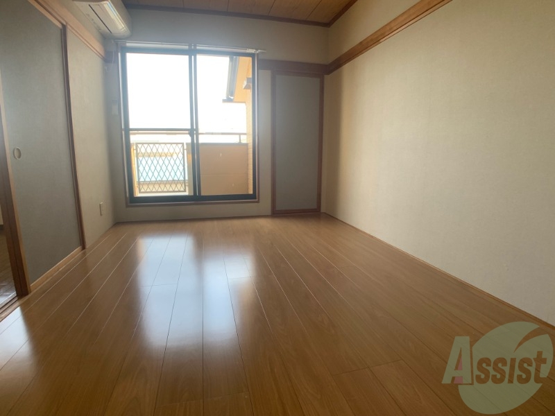 居室・リビング　リビングは６帖洋室で日差しがよく入りますね。